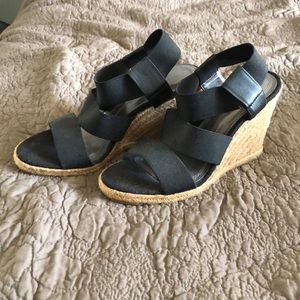 Tahari Black strappy platform sandals